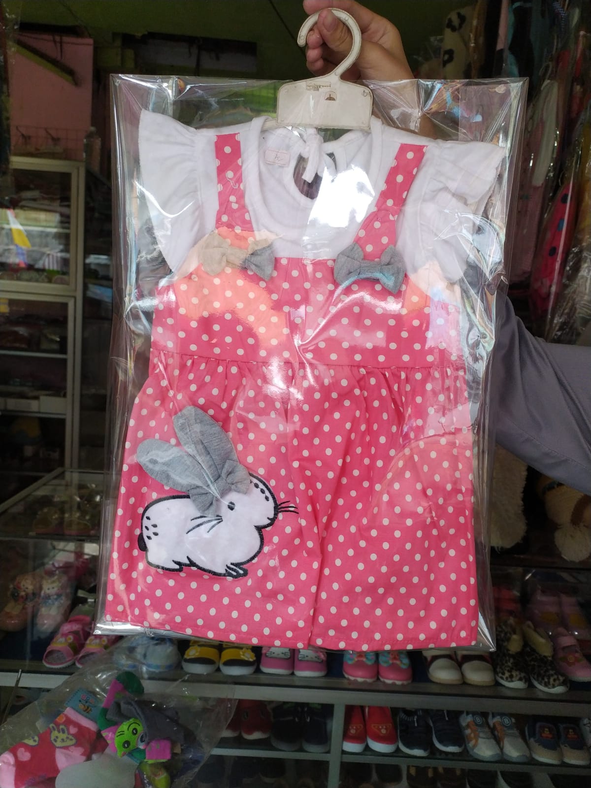 Pakaian anak dan perlengkapan bayi