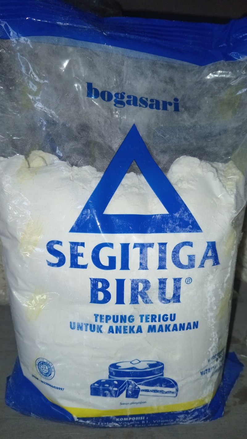 tepung terigu segi tiga biru