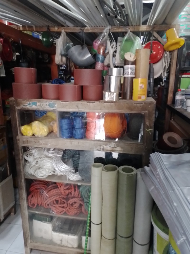 Toko bangunan enggal