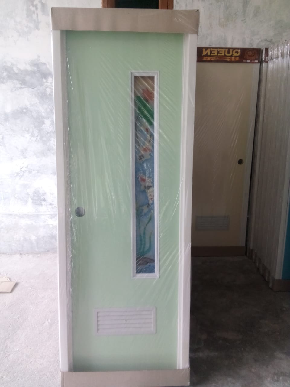 Pintu kamar mandi