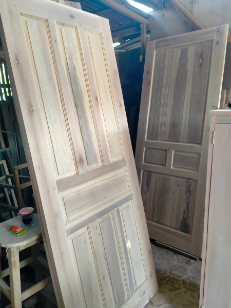Kayu pintu