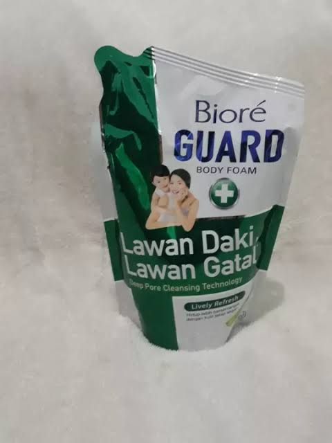 Biore Guard Body Foam Lively Refresh / Warna Hijau - 450 ML