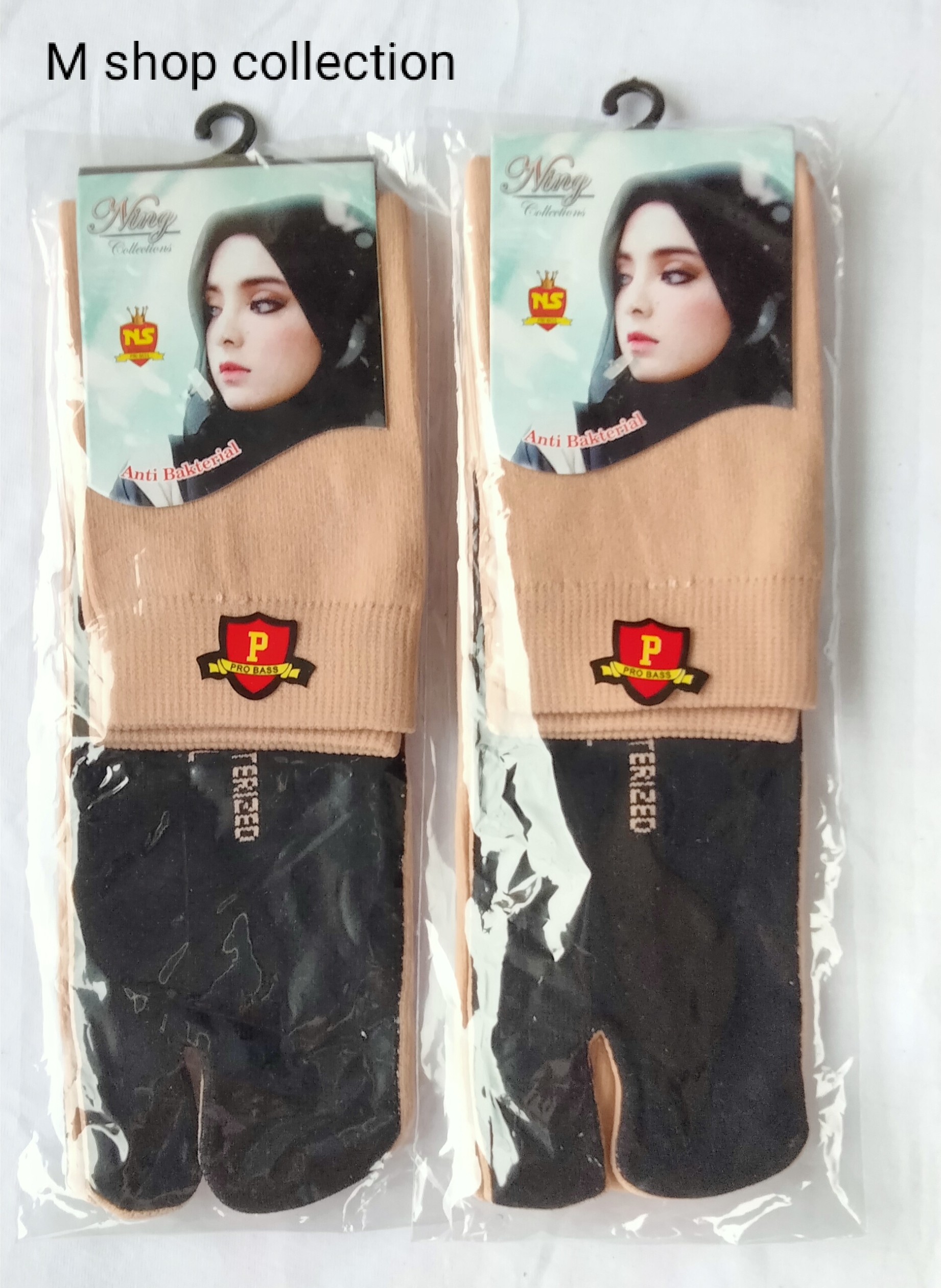 Kaos kaki cokelat telapak hitam